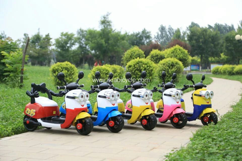 Pikin toy kala rayd pan motoka .