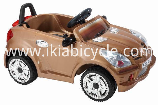 Pikin dɛn pikin dɛn balans rayd pan motoka .